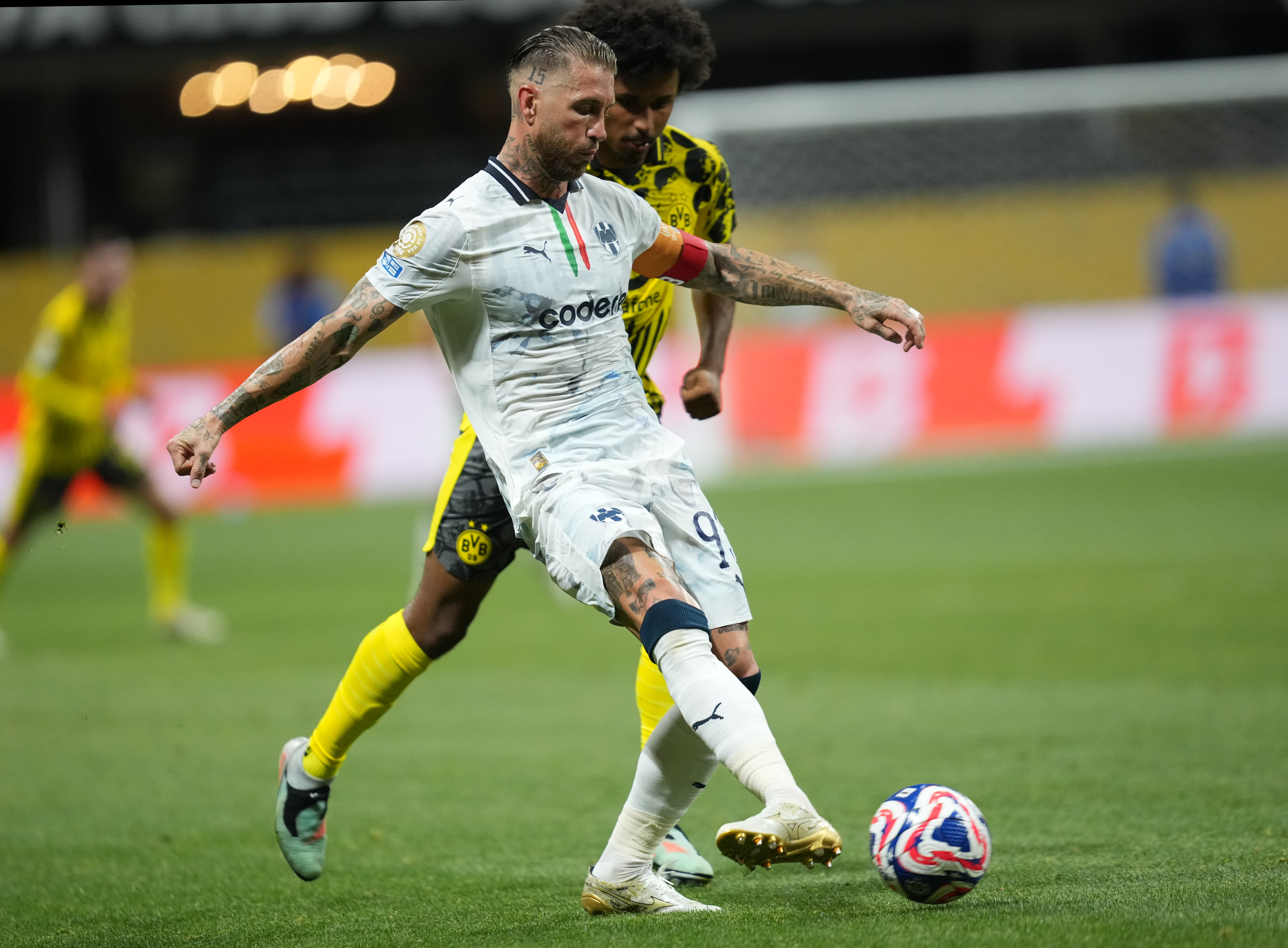 九州娱乐平台-多特蒙德主场踢平对手，积分略显不足