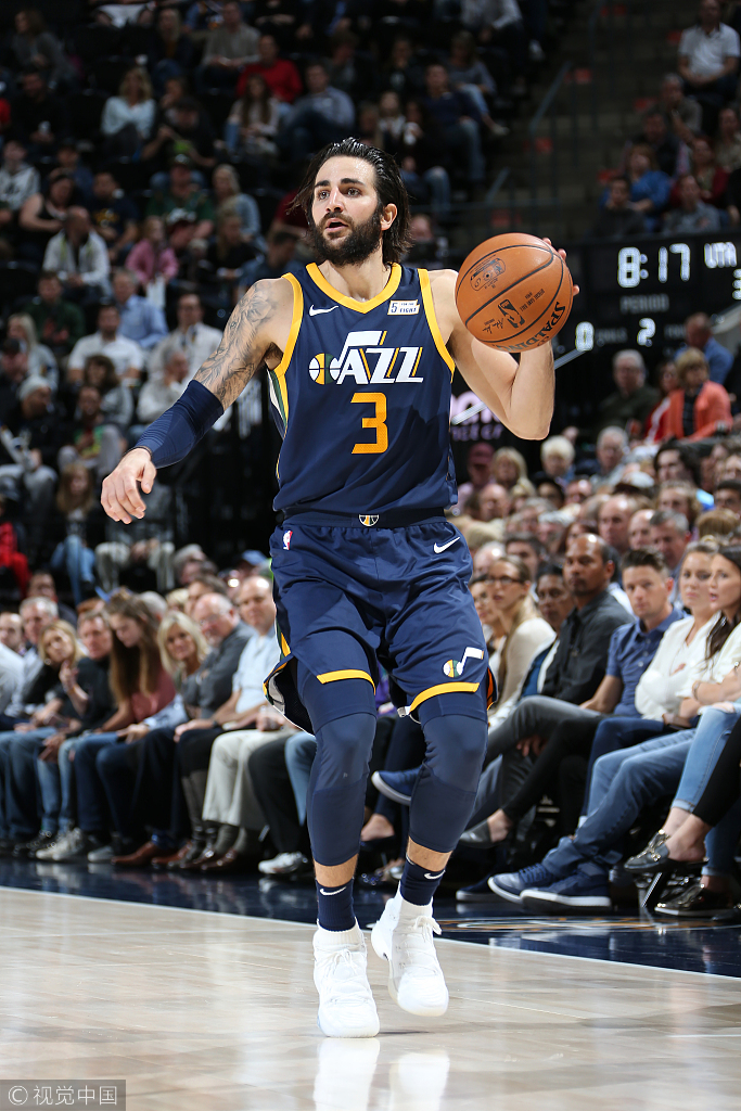 九州娱乐平台-小牛队逆袭爵士队，登顶西部榜首(小牛队逆袭爵士队,登顶西部榜首是谁)